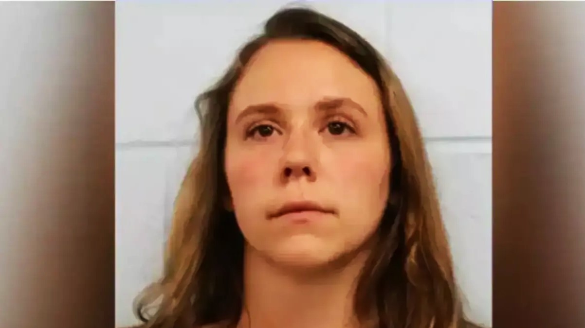 A 24-year-old female teacher in the US admitted in text messages to being in a relationship with a 5-grade student, with her wedding set for July